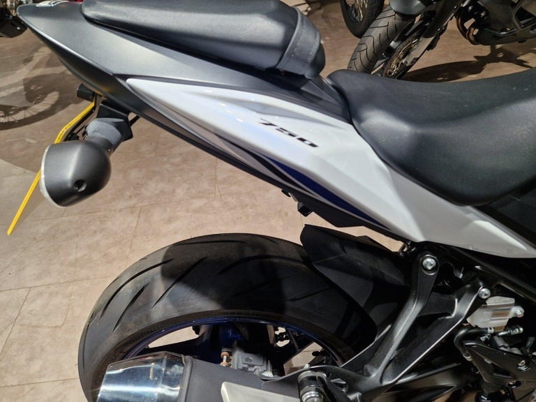 SUZUKI GSXS 750 IN WHITE