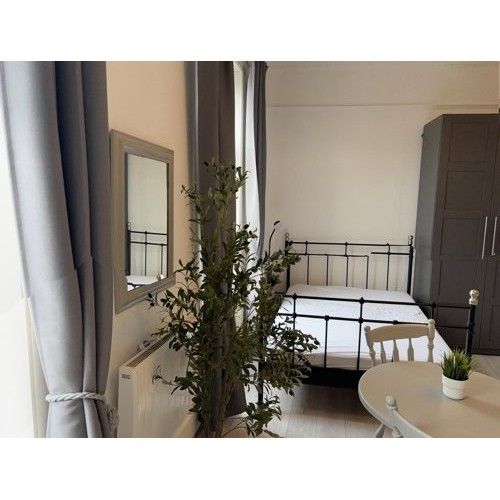 Self-Contained Studio flat on Shepherds Bush Road, Hammersmith, W6 7HP **Some Bills Inc**