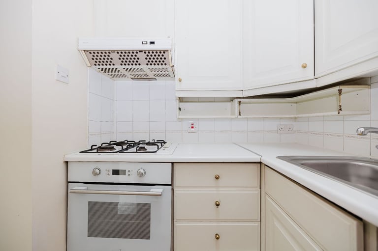  Bright and neutral, 2-bedroom, main door, furnished flat in Newington - available soon