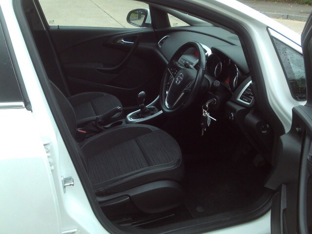 2016 Vauxhall Astra 1.4i 16V Excite 5dr White 36k Miles FSH Years MOT Warranty HATCHBACK Petrol M...