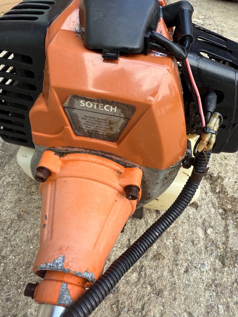 Petrol hedge trimmer