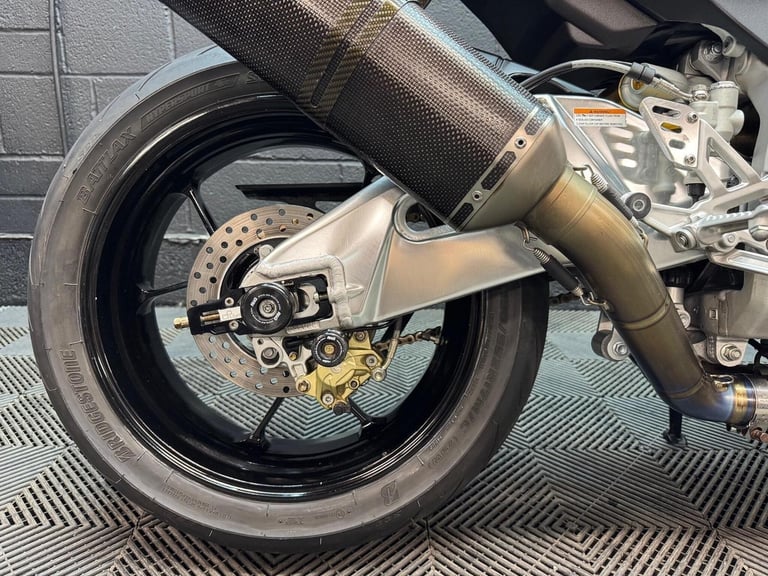 2011 Aprilia Tuono 1000 V4 1000 V4 R APRC Petrol Manual (165 bhp)