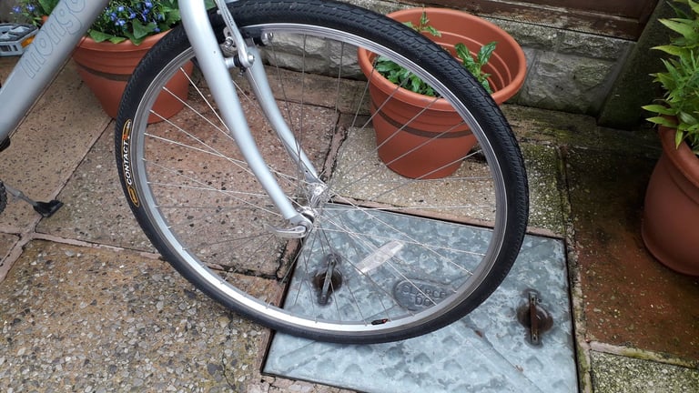 Here I have for sale a Mongoose hybrid ladies bike in Medium size in Excellent Condition