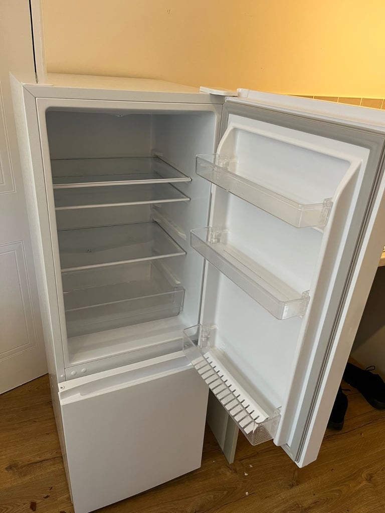 Fridgemaster MC50165E – Slim 50cm Fridge Freezer (White)