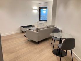 Stylish Lift 1 Bed Flats Open Plan Gardens Parking Bike Store Includes Net VeryNearRailBusShopsPark