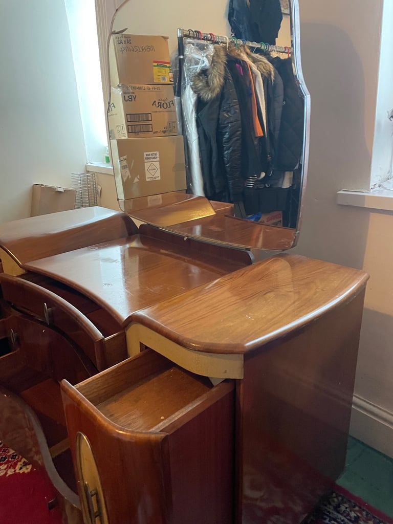 Dresser With Large Mirror 