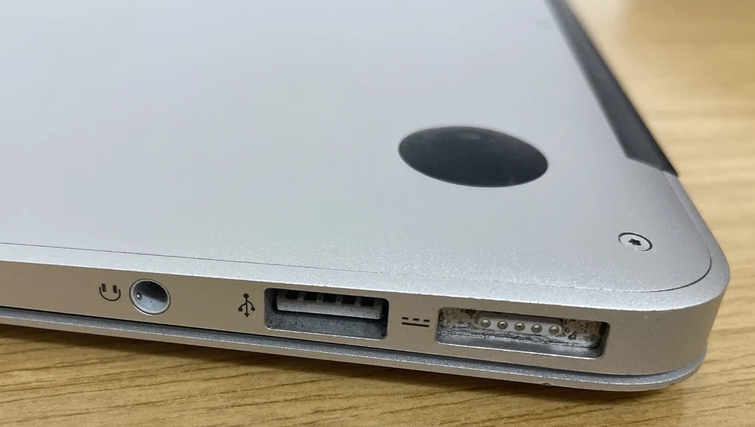 Apple MacBook Air 13 - i5 8gb RAM 128gb SSD **FREE DELIVERY**