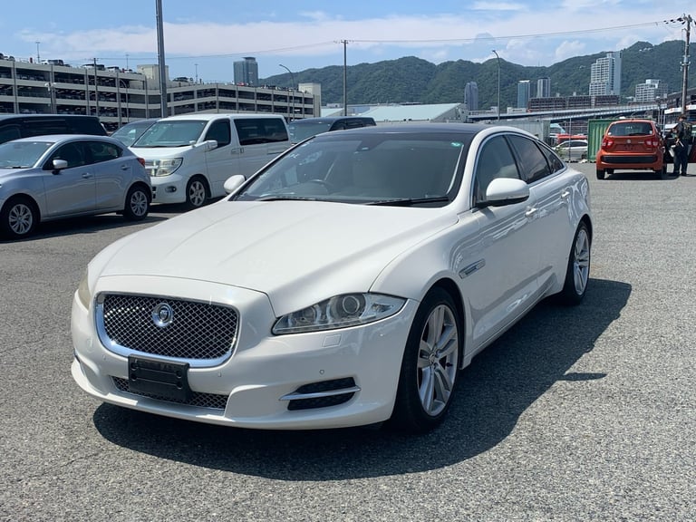 2010 10 JAGUAR XJ 5.0 V8 LUXURY AUTOMATIC - ONLY 16,000 MILES SINCE NEW