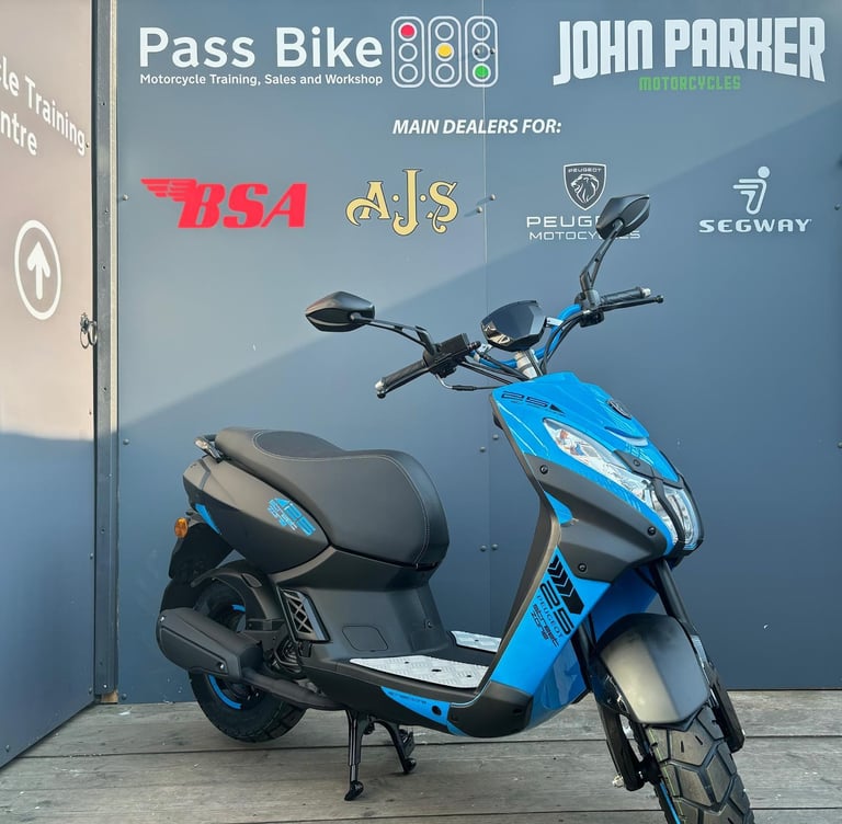 image for Peugeot Kisbee Streetzone 50cc Automatic Twist and Go Scooter