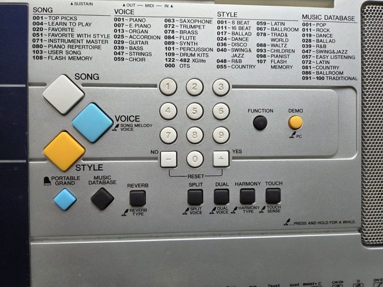 Yamaha Digital Keyboard E323