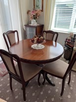 Pet free and non smoking home -Pedestal Round Dining Table+ 4x chairs