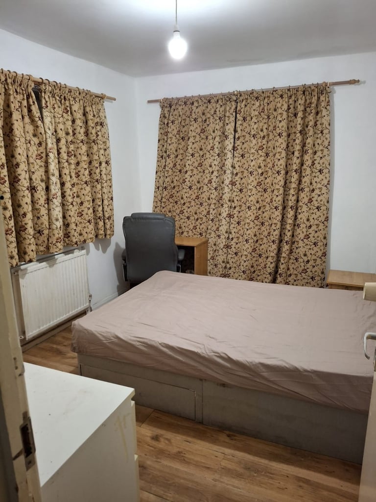 Double room to let rent  in central Swindon town home