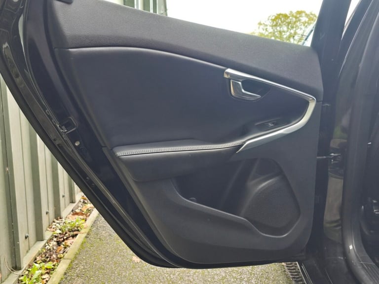 2017 Volvo V40 2.0 D2 R-Design Nav Plus Hatchback 5dr Diesel Manual Euro 6 (s/s) (120 ps) Hatchba...