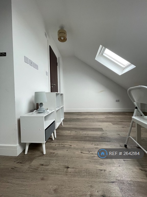 Studio flat in Grenoble Gardens, London, N13 (#2642184)