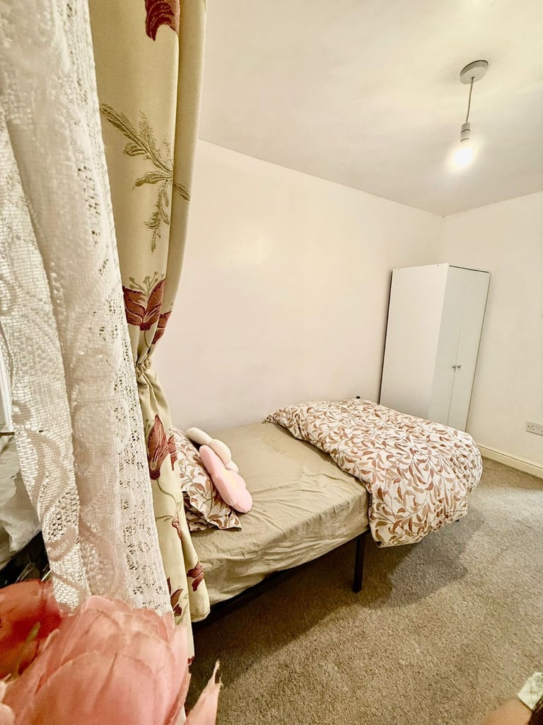 Room to rent in E16