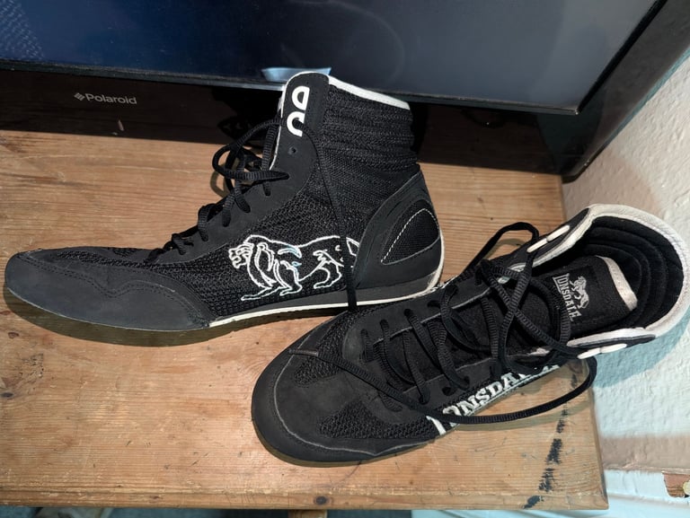 Lonsdale high top contender boxing boots. Size: uk:8.5 euro:42.5. 
