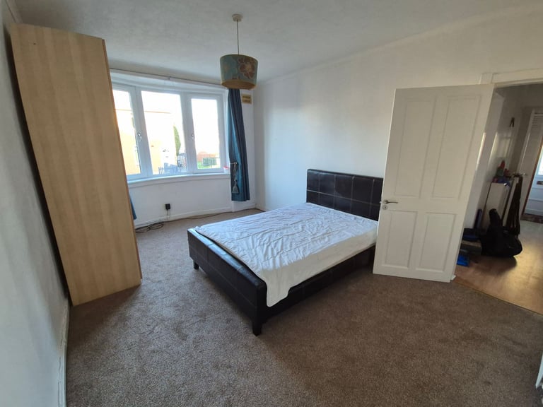 A lovely spacious three bedroom lower villa in Carrick Knowe, Corstorphine