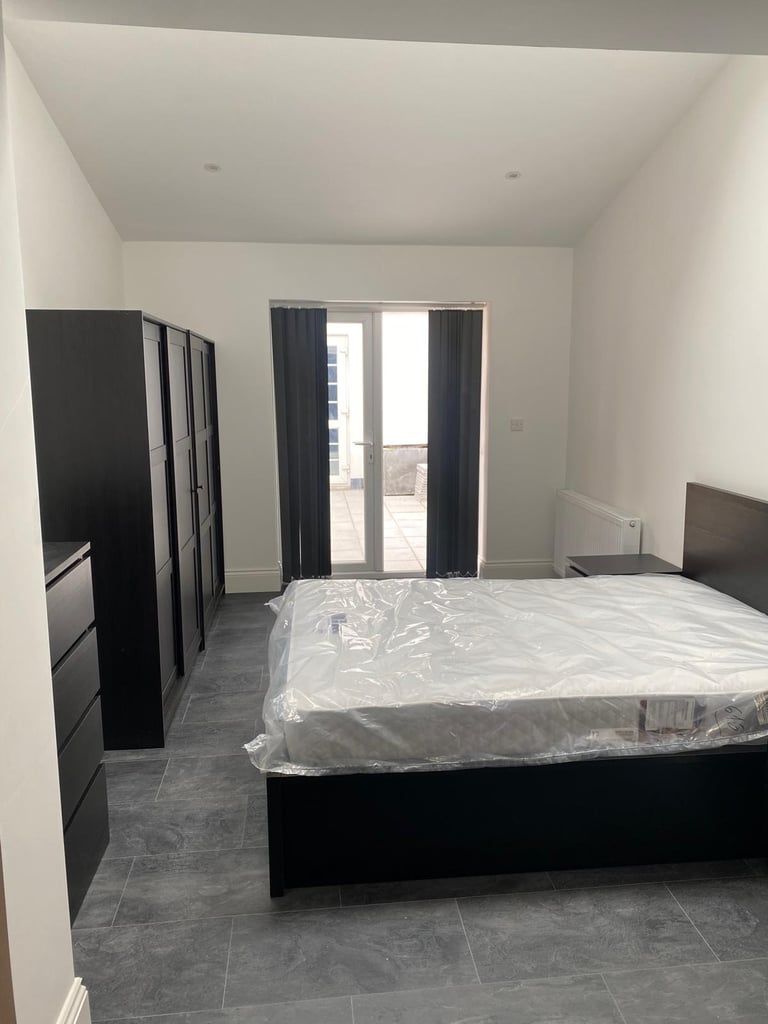 Studio flat in York Road, Ilford, IG1