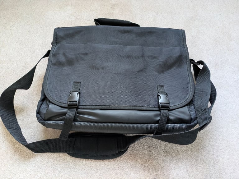 image for Deluxe padded Logik Laptop carry case (like new)