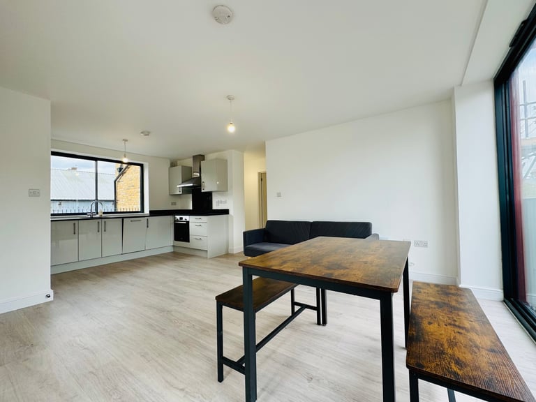 2 bedroom flat in Spencer Road, London, W3