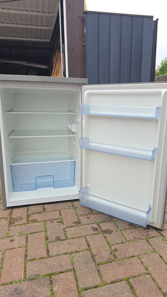 Hisense Metallic Silver Fridge - Good condition & Fully working - Can deliver locally from £7