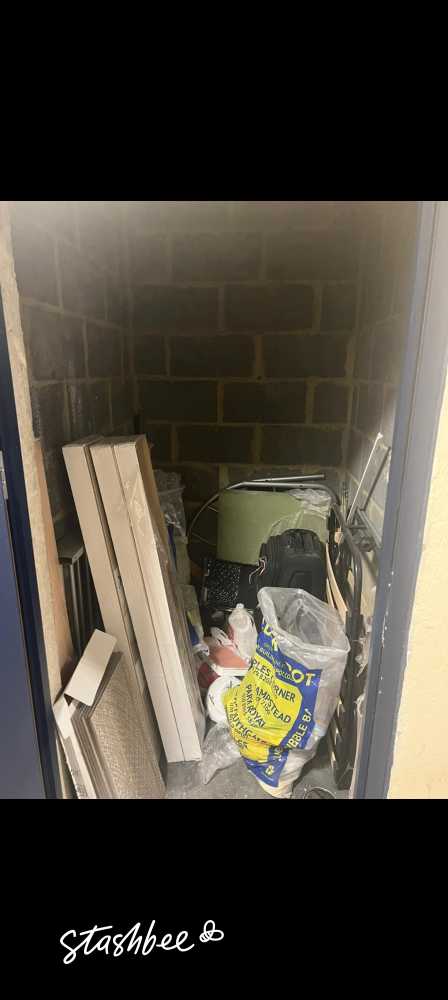 Lock-up to rent in London (N11) | Stashbee
