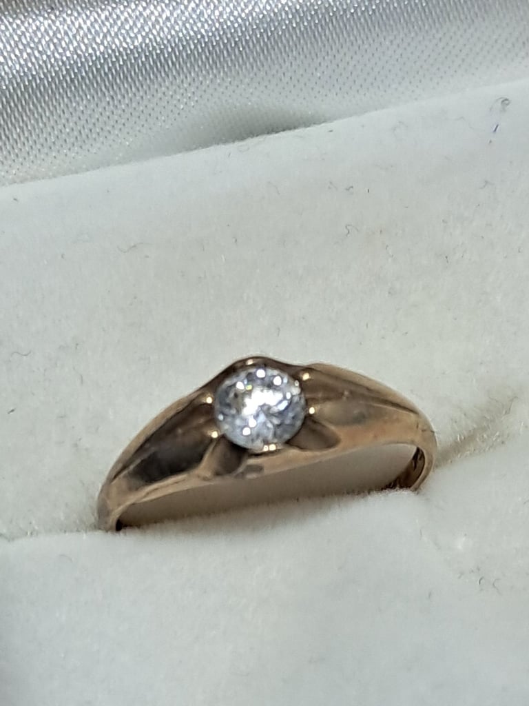 Ladies 9ct diamond gold ring size on pics 
