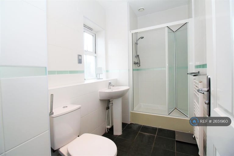 4 bedroom house in Park Cliff Road, Greenhithe, DA9 (4 bed) (#2651960)