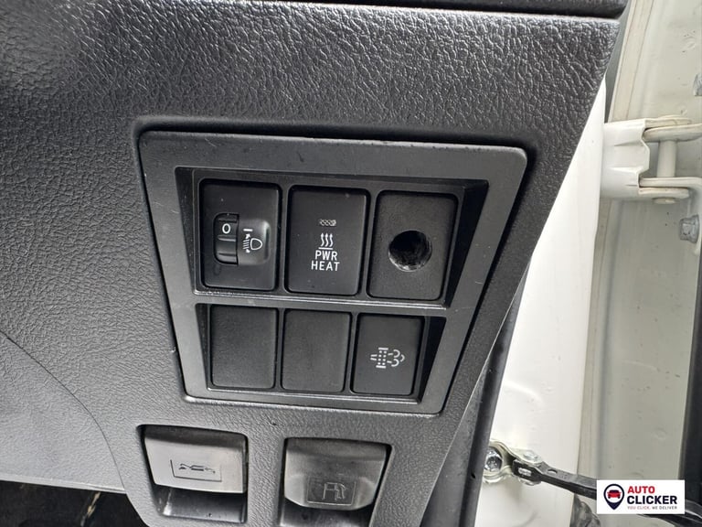 2020 Toyota Hilux 2.4 D-4D Active Pickup Extended Cab 4dr Diesel Manual 4WD Euro 6 (3.5t) (15 Pic...