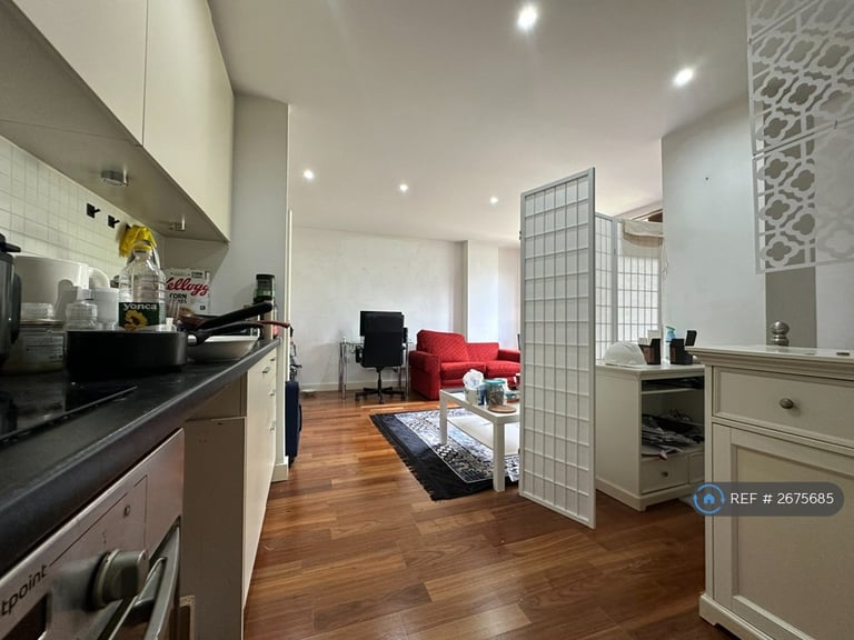 Studio flat in Admiral House, Cardiff, CF24 (#2675685)