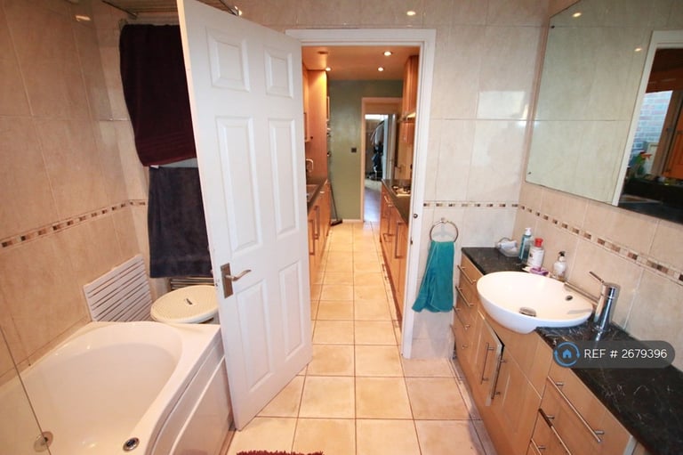 3 bedroom house in Blenheim Gardens, Reading, RG1 (3 bed) (#2679396)