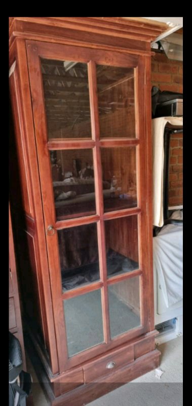 Solid display cabinet