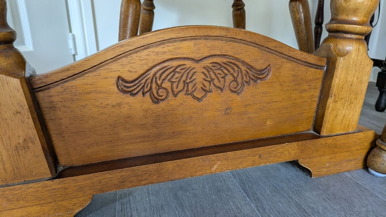 Extendable Dinning room table with 2 carver chairs and 4 dinning room chairs 