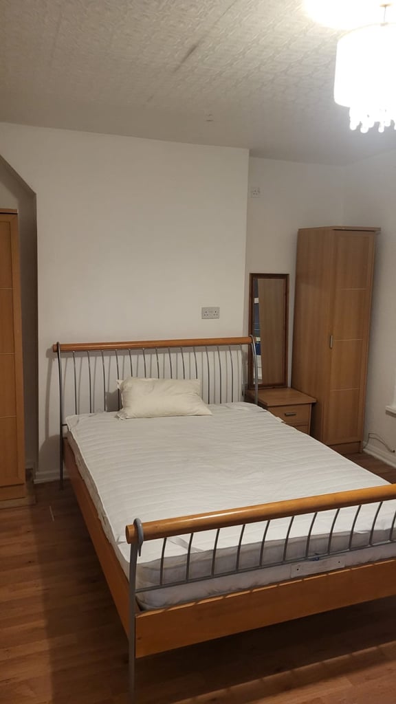 Double rooms available in modern clean flat. 10mins walk to Brixton Tube 