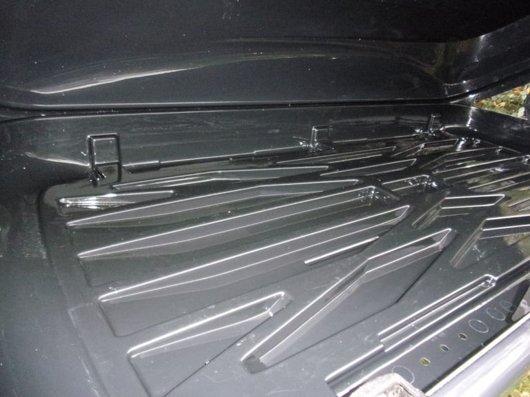 Car roof box
