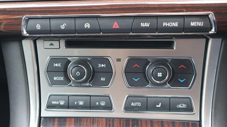 JAGUAR XF 2.2d Portfolio Sportbrake Auto Euro 5 (s/s) 5dr 2015