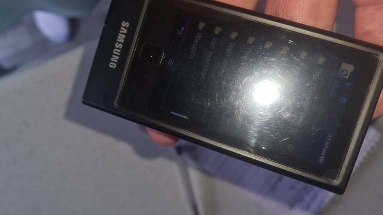 Samsung yp-p3 16gb Bluetooth mp3 player with proprietary wall/ usb charger/ data transfer cable 