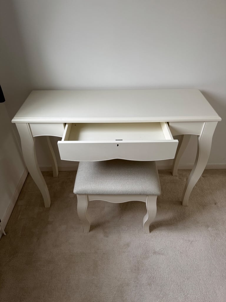 Dormy House Ivory dressing table with stool