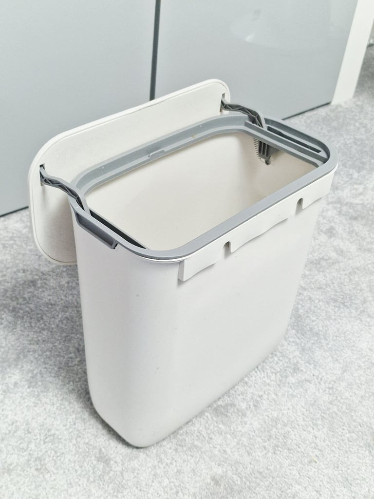 Trash Can with Lid