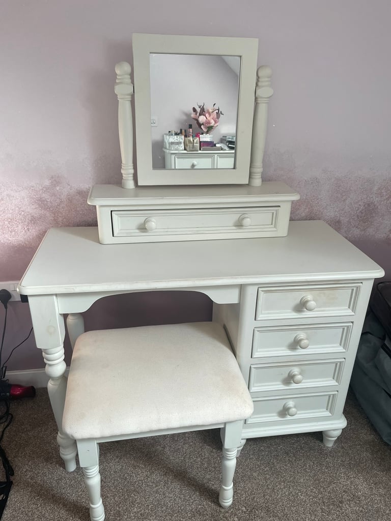 Ivory wood bedroom furniture set