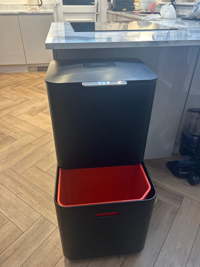 Almost new Joseph Joseph Black Totem Max 60L Black Waste & Recycling Bin