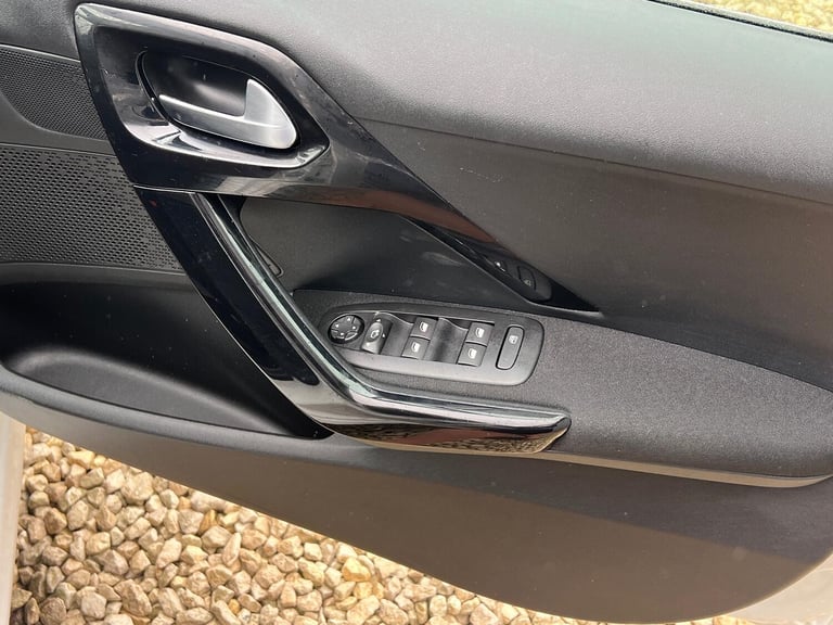 PEUGEOT 208 1.2 PureTech Tech Edition White Manual Petrol 2019