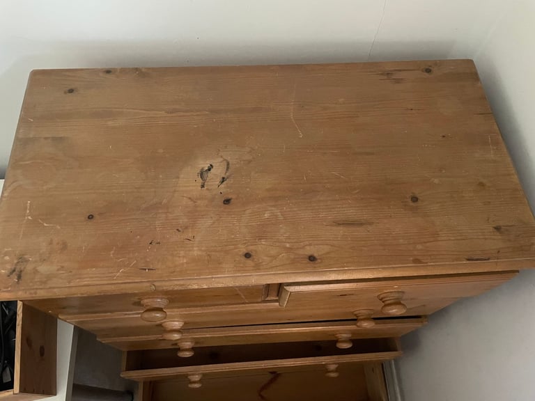 Quality Farmhouse Pine Chest of Drawers in great condition, 2 over 4 drawers