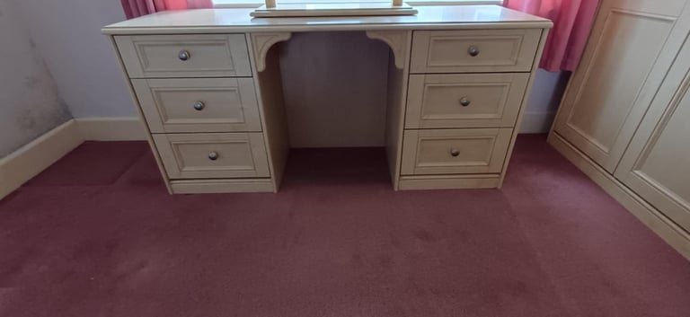 Bedroom furniture set