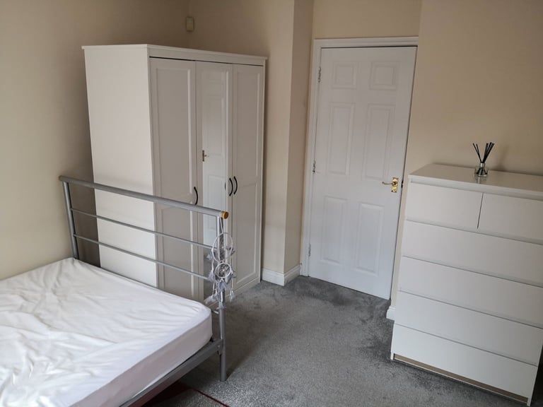 Large 5 bed house, 3 bathrooms ideal for 2 families to share near Nuffield hospital