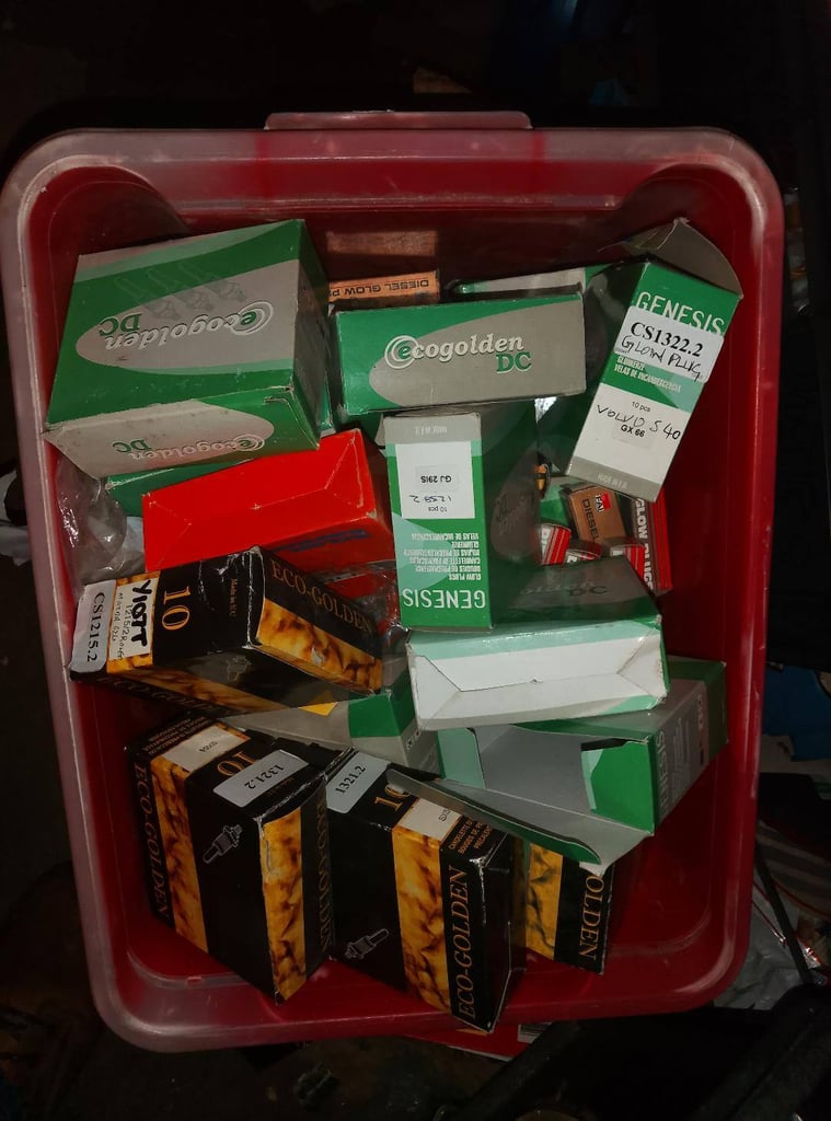 image for JOB LOT OF 300 PLUS ASSORTED GLOW PLUGS