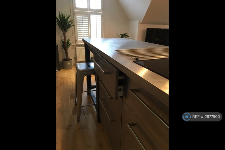 1 bedroom flat in Whitworth Road, London, SE25 (1 bed) (#2677900)