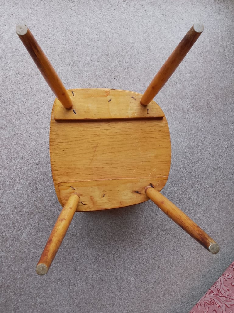 Vintage child's chair in solid wood. Seat height 11 inches.