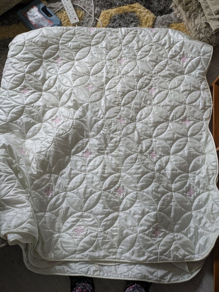 King sized satin feel quilt blanket bed topper 