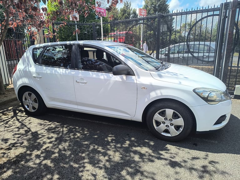 Kia, CEED, Hatchback, 2011, Petrol, FSH available & Manual, 1396 (cc),5 doors - Image 9